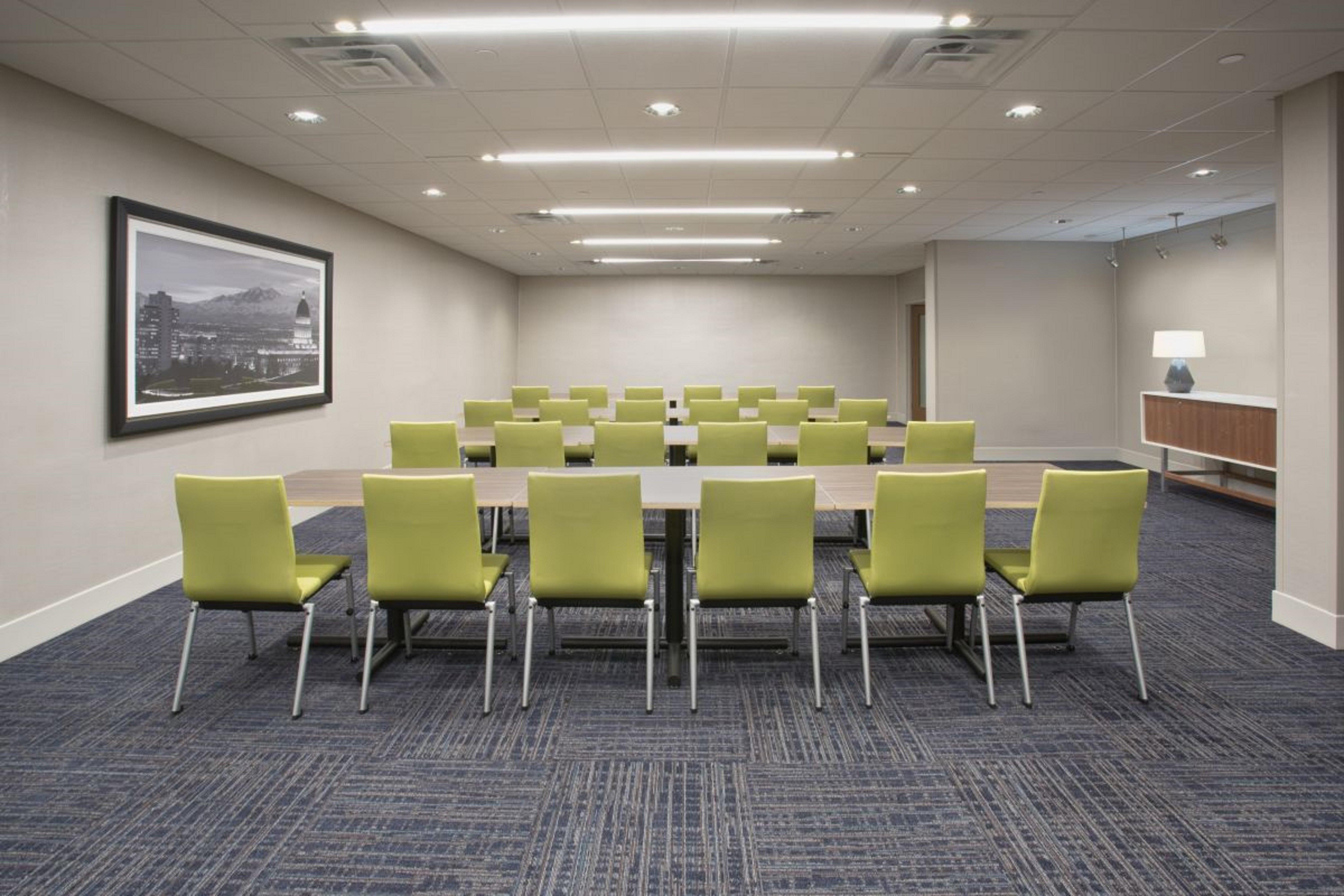 Holiday Inn Express & Suites - Kingfisher, An Ihg Hotel Екстер'єр фото