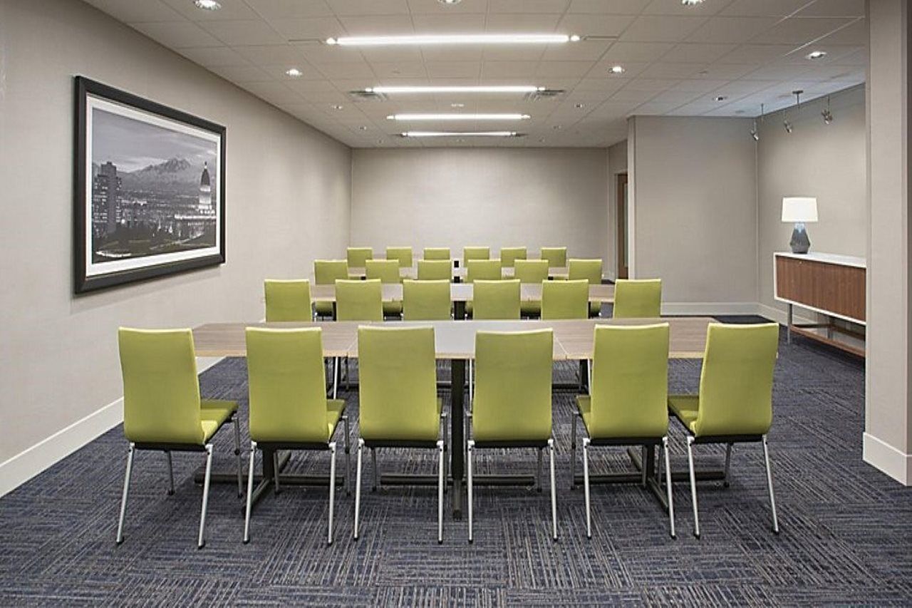 Holiday Inn Express & Suites - Kingfisher, An Ihg Hotel Екстер'єр фото